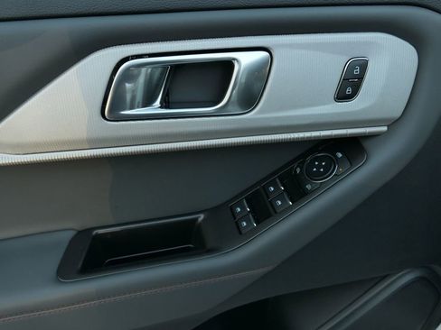 Used 2025 Ford Explorer Active w/ Active Comfort Package image 15