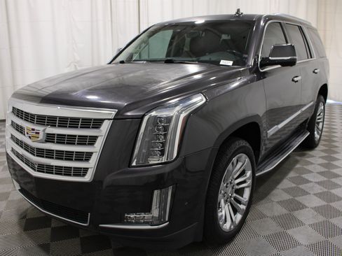 Used 2017 Cadillac Escalade Luxury w/ LPO, Radiant Package AWD/4WD image 36