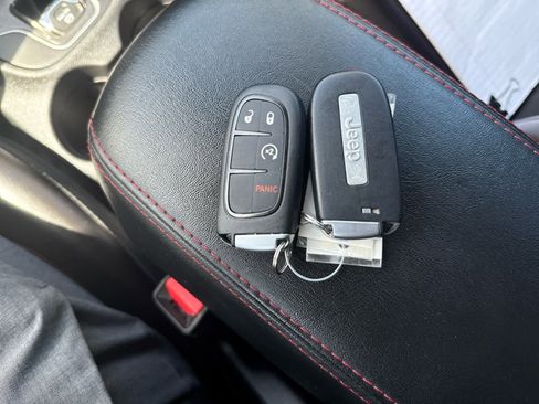 Used 2021 Jeep Cherokee Trailhawk image 23