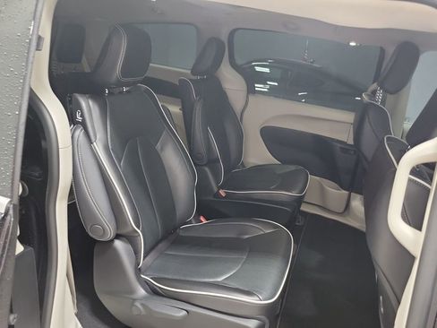 Used 2023 Chrysler Pacifica Limited image 25