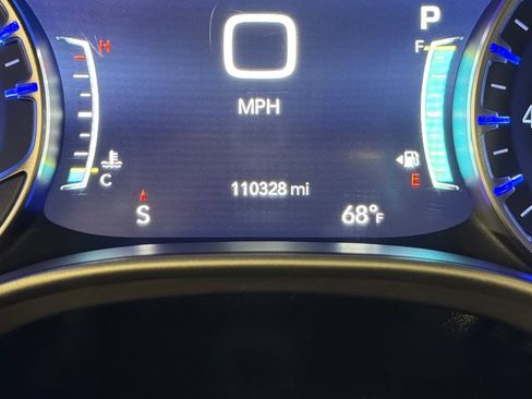 Used 2021 Chrysler Pacifica Touring-L FWD image 10