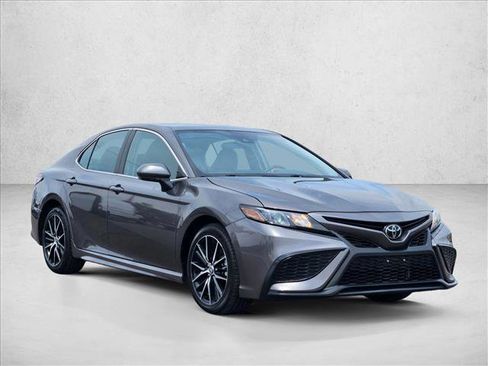 Used 2024 Toyota Camry SE FWD image 3