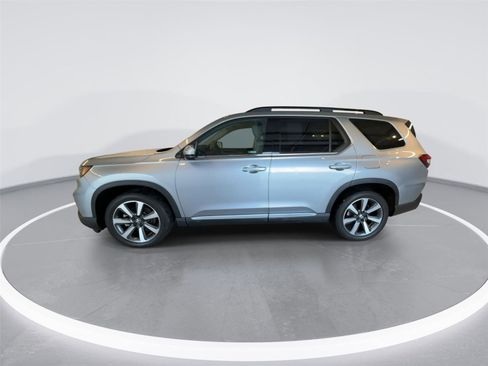 Used 2024 Honda Pilot Touring image 4