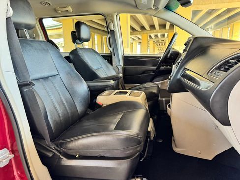 Used 2014 Chrysler Town & Country Touring FWD image 28