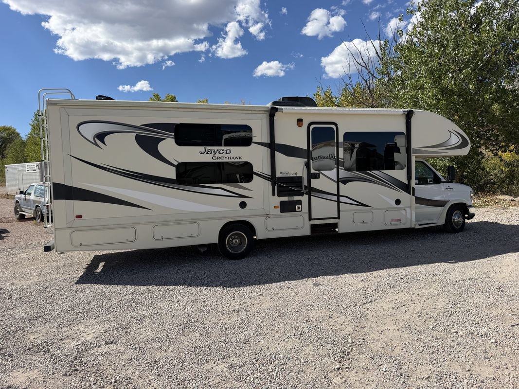 Used 2016 Ford E-450 and Econoline 450 Super Duty w/ Motorhome Prep Package RWD image 3