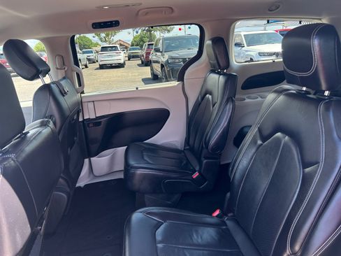 Used 2022 Chrysler Pacifica Touring-L FWD image 17
