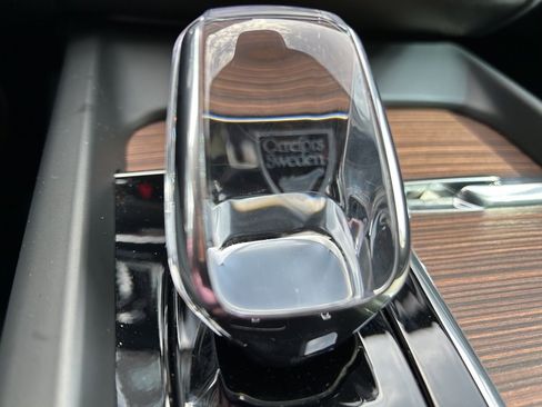 Certified 2024 Volvo XC60 T8 Ultimate w/ Protection Package Premier image 29