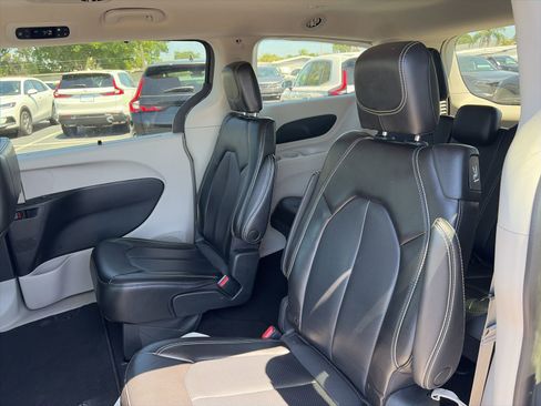 Used 2023 Chrysler Pacifica Touring-L image 9
