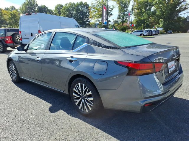 Used 2025 Nissan Altima 2.5 SV FWD image 10