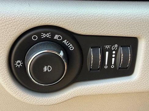 Used 2020 Chrysler Pacifica Touring-L FWD image 19