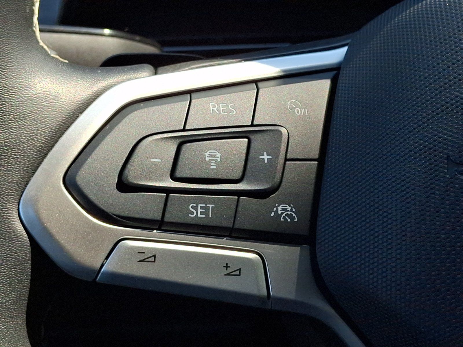 Certified 2024 Volkswagen Atlas Cross Sport SE FWD image 22