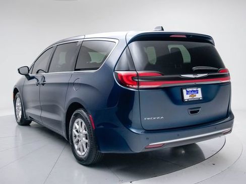 Used 2025 Chrysler Pacifica Select FWD image 3