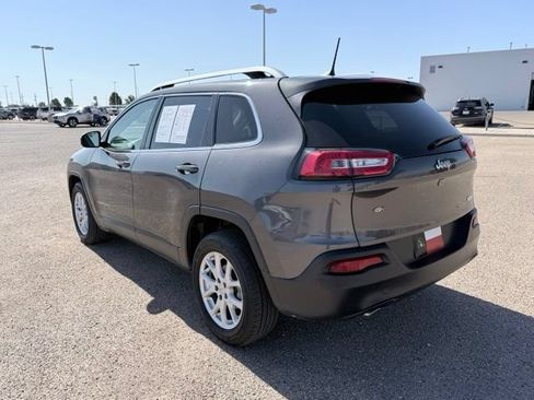 Used 2018 Jeep Cherokee Latitude Plus w/ Comfort/Convenience Group FWD image 8