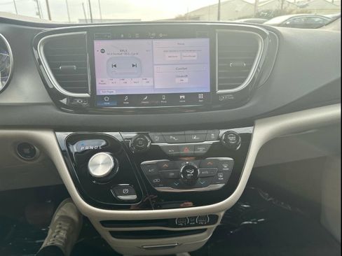 Used 2024 Chrysler Pacifica Touring-L image 20