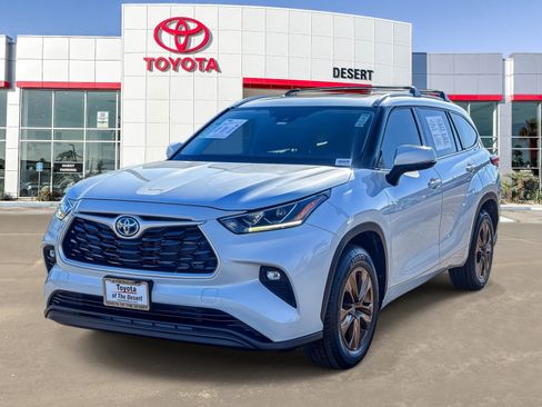 Used 2022 Toyota Highlander Bronze Edition image 3
