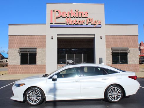 Used 2020 Toyota Avalon Limited image 9