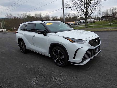 Used 2022 Toyota Highlander XSE image 2
