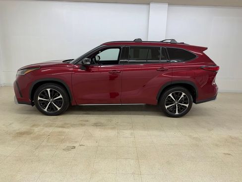 Used 2022 Toyota Highlander XSE AWD/4WD image 2