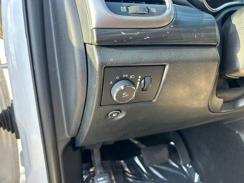 Used 2021 Jeep Grand Cherokee Laredo RWD image 34