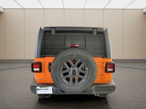 Used 2025 Jeep Wrangler Unlimited Sport AWD/4WD image 4