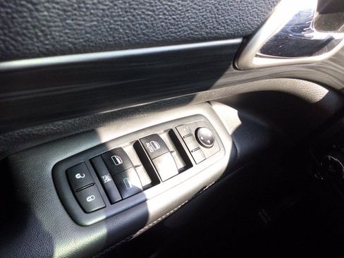 Used 2019 Jeep Grand Cherokee Altitude AWD/4WD image 35