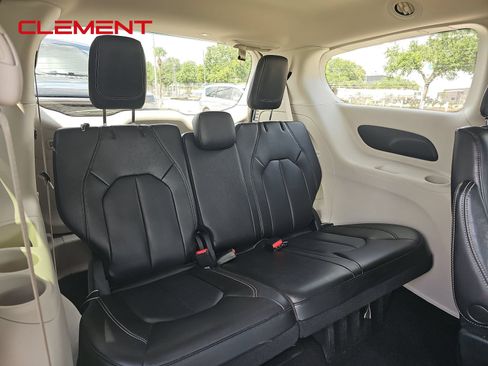 Used 2023 Chrysler Pacifica Touring-L FWD image 6