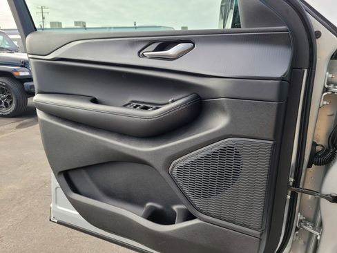 New 2025 Jeep Grand Cherokee L Altitude image 18