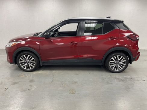 Used 2023 Nissan Kicks SV image 2