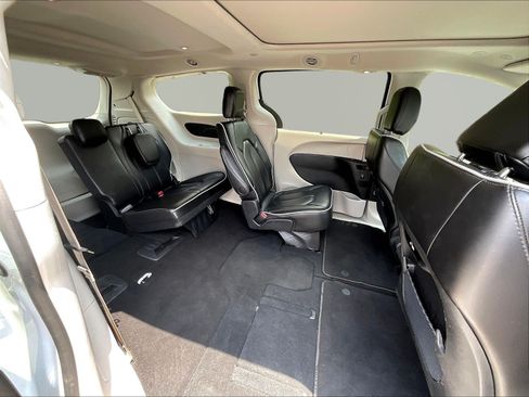 Used 2023 Chrysler Pacifica Limited FWD image 26
