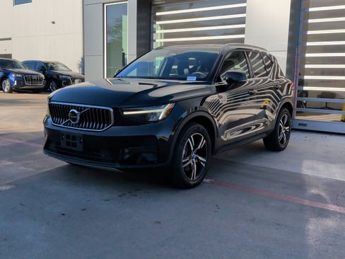 Used 2025 Volvo XC40 B5 Core image 5