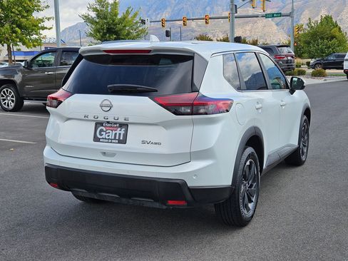 Used 2024 Nissan Rogue SV image 3