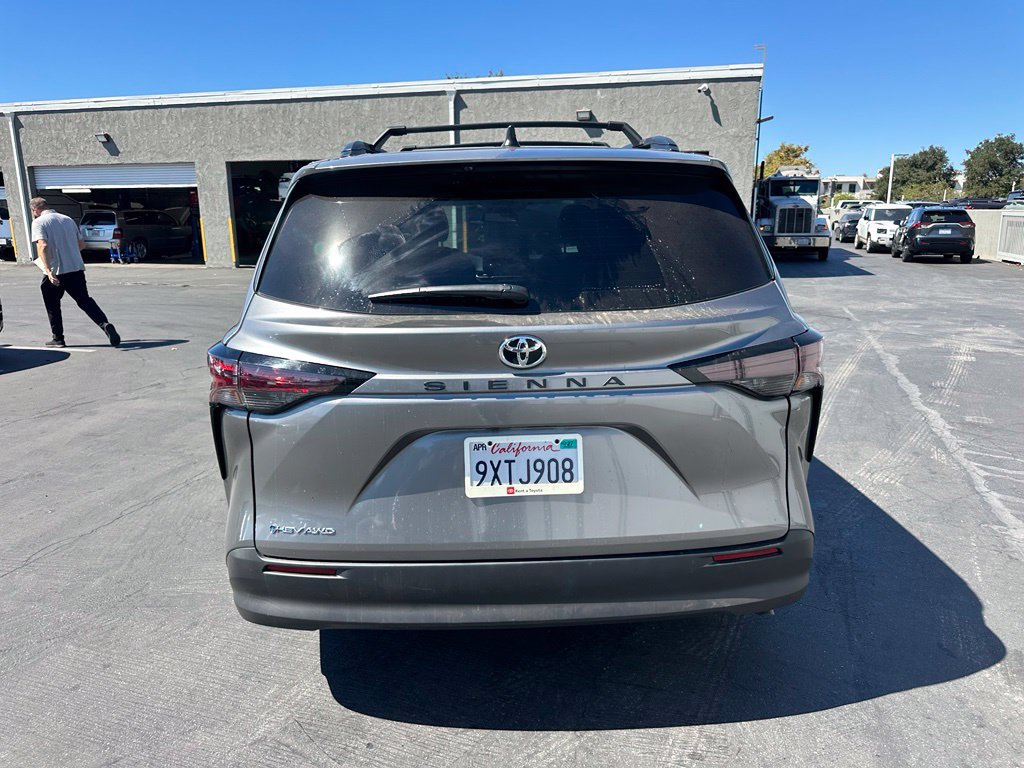 Used 2026 Toyota Sienna LE AWD/4WD image 3