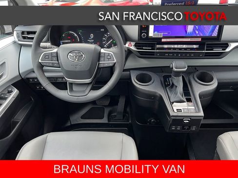 Used 2025 Toyota Sienna XLE image 42