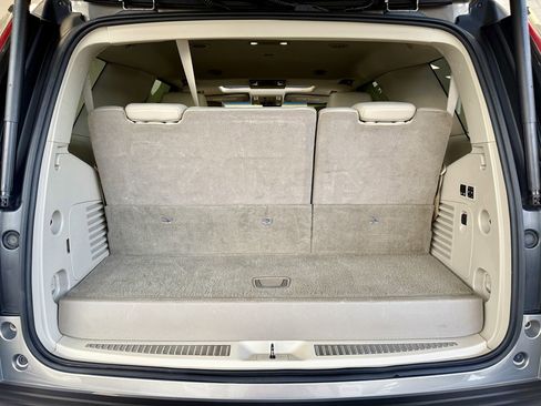 Used 2017 Cadillac Escalade Luxury image 9