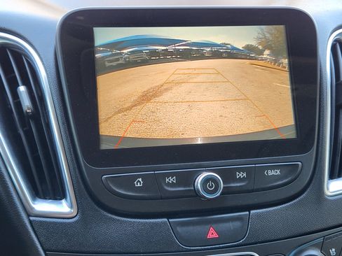 Used 2018 Chevrolet Malibu Premier w/ Premier Sun and Wheel Package image 8