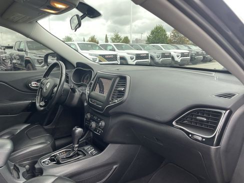 Used 2020 Jeep Cherokee Latitude Plus image 30