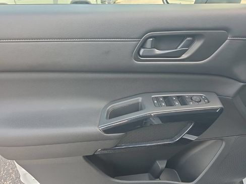 Used 2025 Nissan Pathfinder SV AWD/4WD image 15