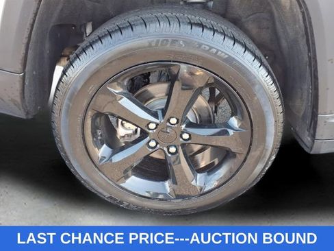 Used 2023 Jeep Grand Cherokee Altitude AWD/4WD image 9