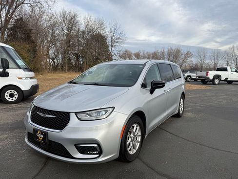 Used 2024 Chrysler Pacifica Touring-L image 1