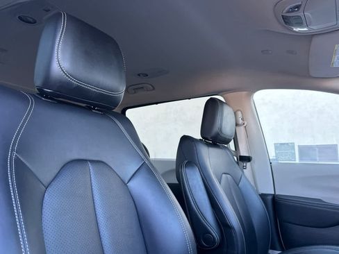Used 2024 Chrysler Pacifica Touring-L FWD image 19