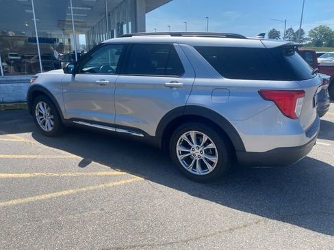 Used 2021 Ford Explorer XLT w/ Equipment Group 202A image 4