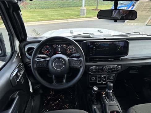 Used 2025 Jeep Gladiator Sport AWD/4WD image 19
