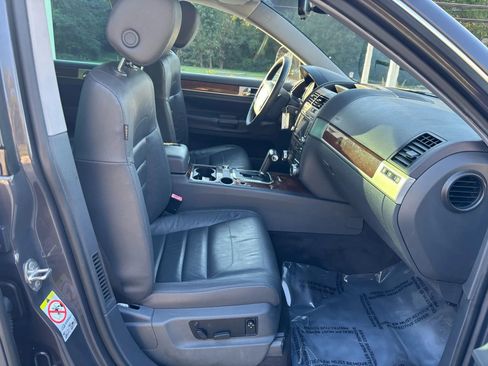 Used 2009 Volkswagen Touareg VR6 image 16