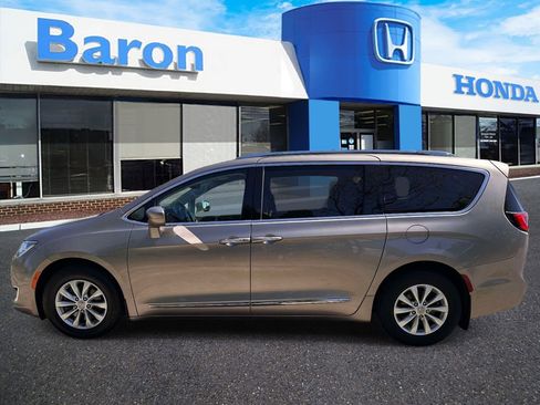 Used 2018 Chrysler Pacifica Touring-L FWD image 3