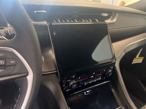 New 2025 Jeep Grand Cherokee Limited image 11