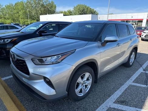 Used 2020 Toyota Highlander LE AWD/4WD image 10