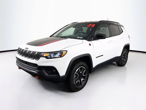 Used 2024 Jeep Compass Trailhawk w/ Trailhawk Convenience Group AWD/4WD image 3