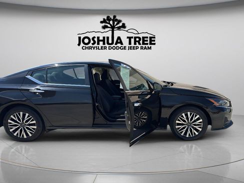 Used 2023 Nissan Altima 2.5 SV FWD image 9