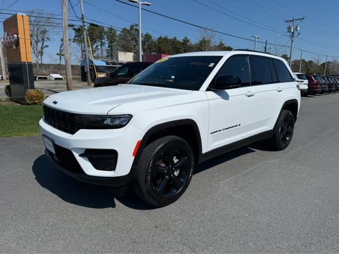 Used 2025 Jeep Grand Cherokee Altitude AWD/4WD image 3