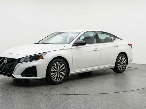 Used 2025 Nissan Altima 2.5 SV image 3
